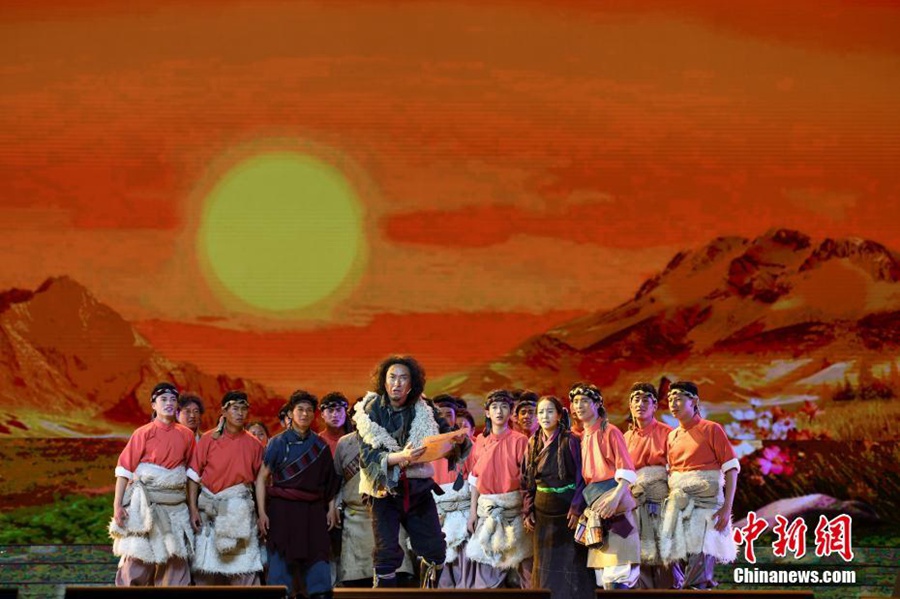 ??? ???? ?? ‘????????(共產(chǎn)黨來了苦變甜)’? ???? ??? ???? ??, ??, ???, ?? ?? ????. ????? ??(藏族) ??? ?????(才旦卓瑪), ????(降央卓瑪) ? 1300? ??? ?? ? ???? ????. [?? ??: ????? ????(何蓬磊)]