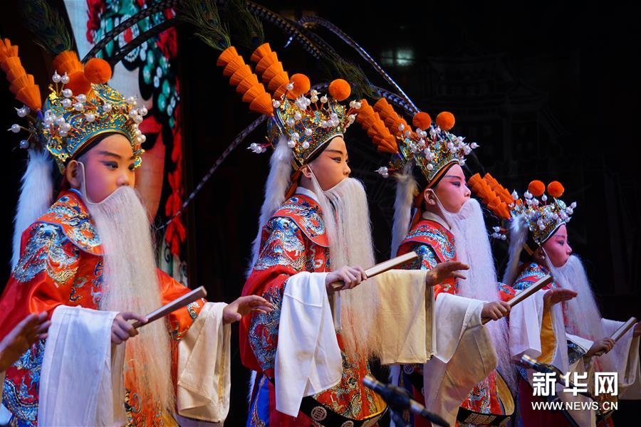 5? 8? ??? ?????(老舍茶館), ??? ?? ?????? ??(京劇) ‘???(珠簾寨)’ ??? ??? ??. [??: ?????(趙琬微) ??]