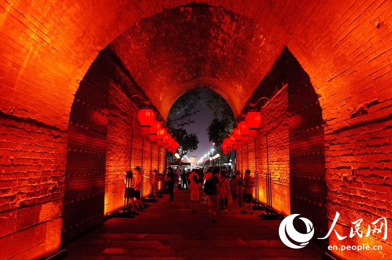 [??(西安)??] ????? ?? ???? ?? ???? ?? ??? ?? ?? ??? ? ? ?? ????. ?? ??? ???? 13.7km? 14?? ???(明太祖) ??(洪武)?? ???? ???? ????? ?????? ? ? ?? ?? ??? ??? ???. ????? 13???(十三朝古都: 13? ??? ???? ??) ??? ???? ?????? ????. [??: ???/?? ??: ???/??: ???(袁蒙)]