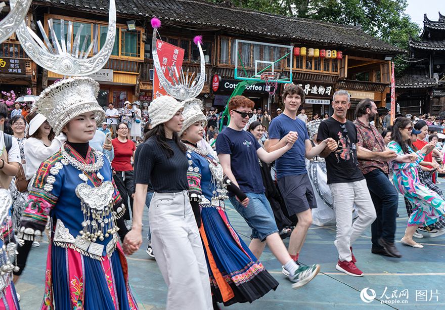 ?? ?? ????? ???? ??(千戶(hù)) ????[苗寨: ???(苗族, ??) ??]?? ???? ??? ?? ???? ??. [7? 13? ??/?? ??: ???]