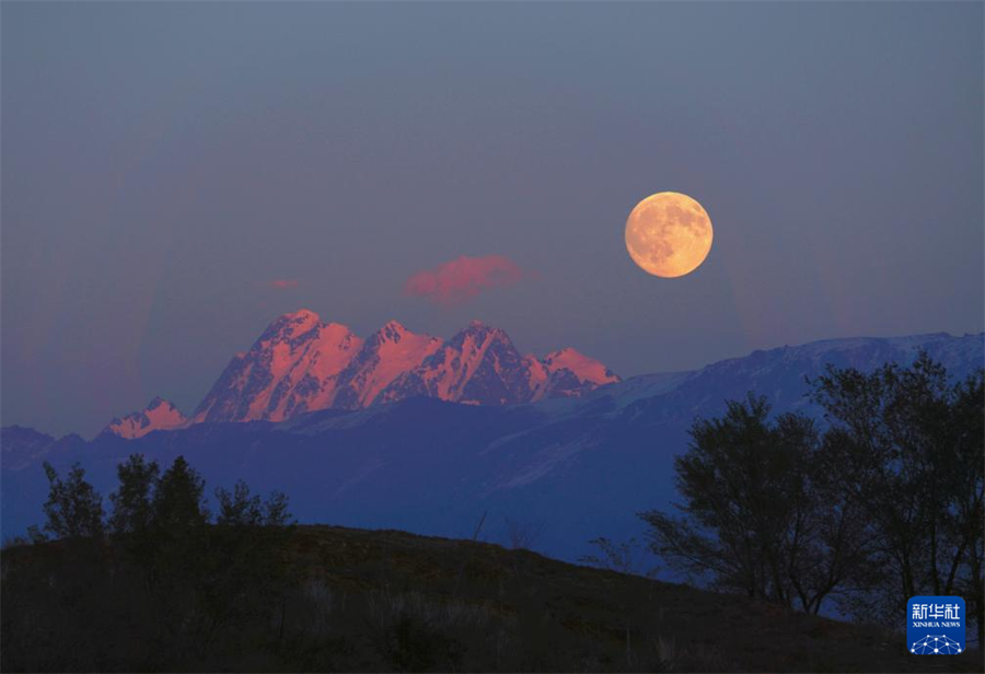 10? 6? ??(新疆) ????(烏魯木齊)?? ??? ??(天山) ?? ??? ???? ??